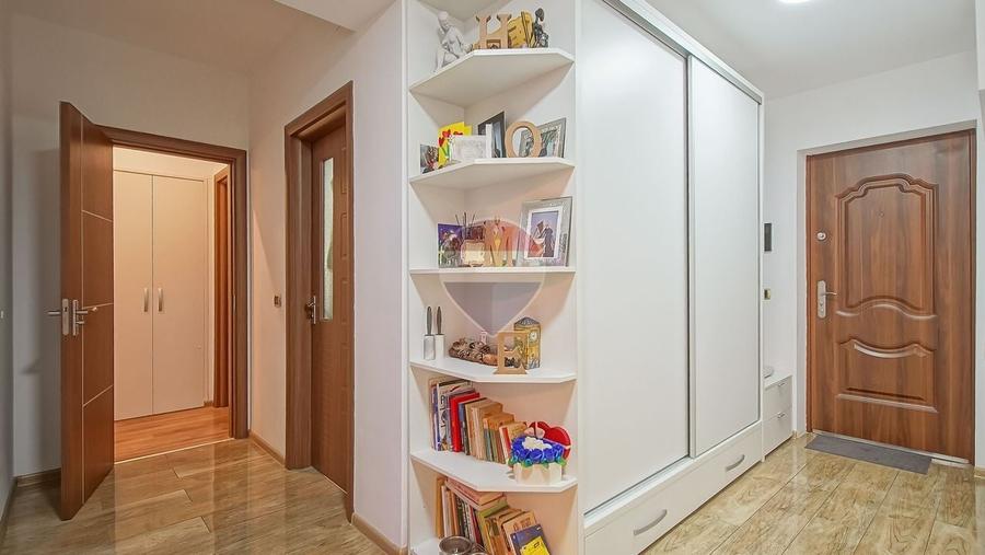 Apartament cu 3 camere decomandat, mobilat în Tractorul