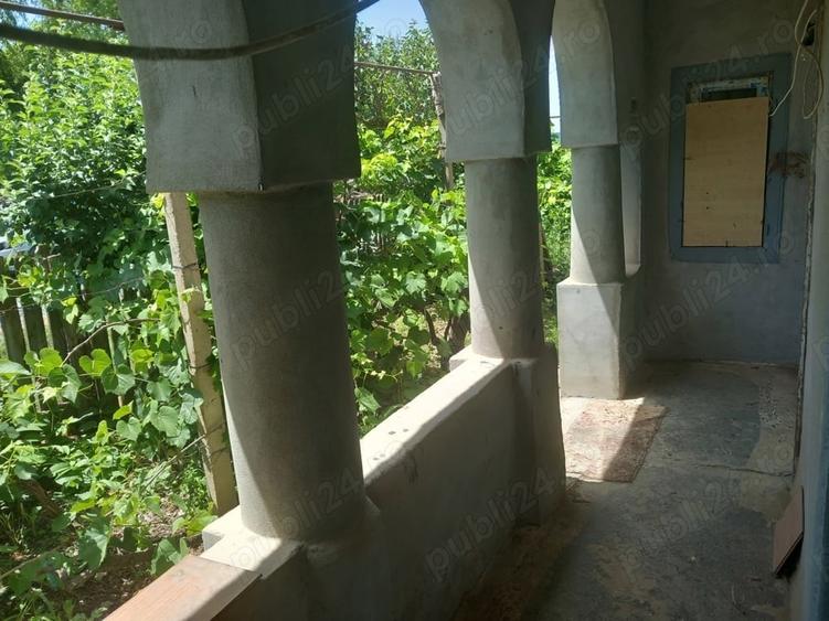 Casă cu 2 camere cu Teren 2700 Mp în Făcăeni