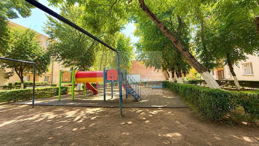 Apartament cu 3 camere semidecomandat, mobilat în Semicentral