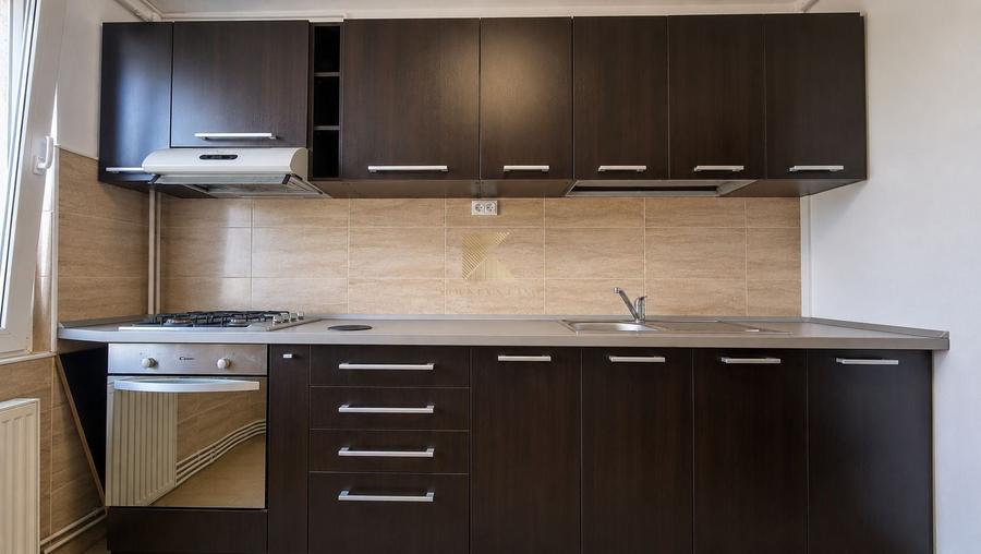 Apartament cu 3 camere decomandat în Astra