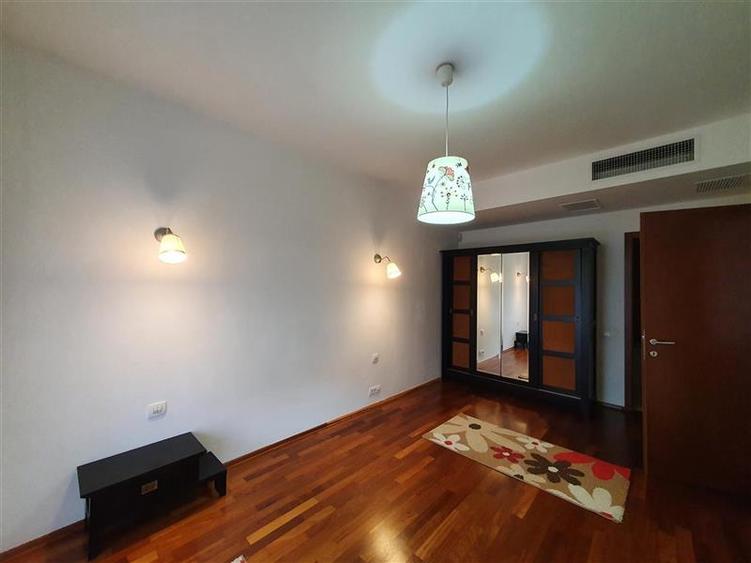 Apartament cu 4 camere semidecomandat, mobilat în Băneasa