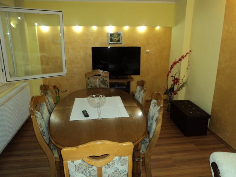 Casă cu 5 camere cu Garaj în Bujoreni