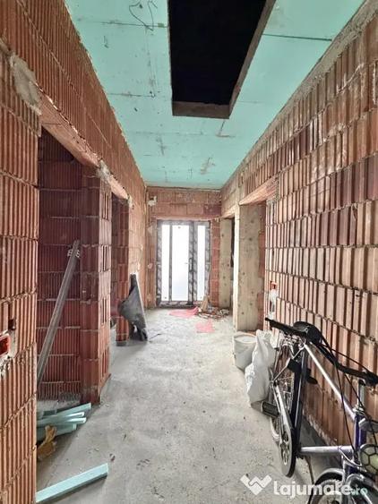 Casă cu 4 camere cu Teren 533 Mp în Sânmihaiu Român