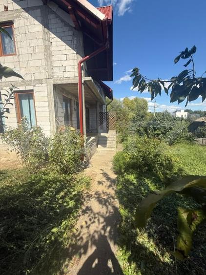 Casă individuală cu 6 camere cu Canalizare în Salcea
