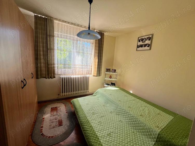 Apartament cu 3 camere semidecomandat în Dâmbu Pietros