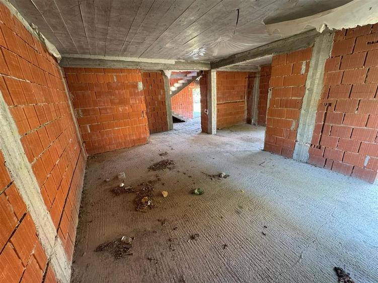 Casă cu 4 camere cu Garaj în Livada de Bihor