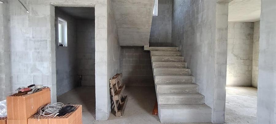 Casă cu 5 camere cu Teren 357 Mp în Episcopia Bihorului