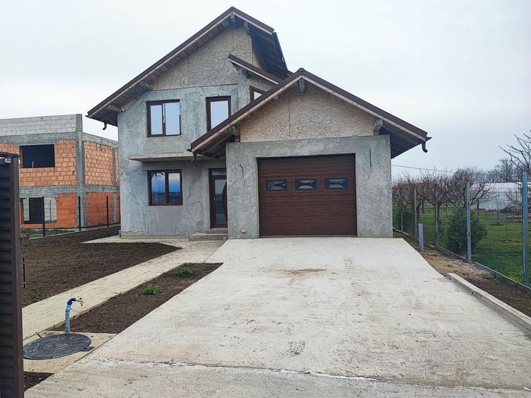 Casă cu 3 camere în Vânători