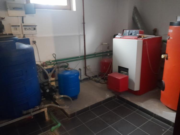 Casă cu 8 camere cu Teren 1450 Mp în Joița