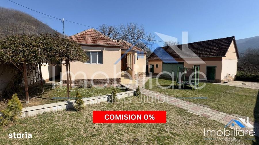 Casă cu 4 camere cu Teren 2700 Mp în Central