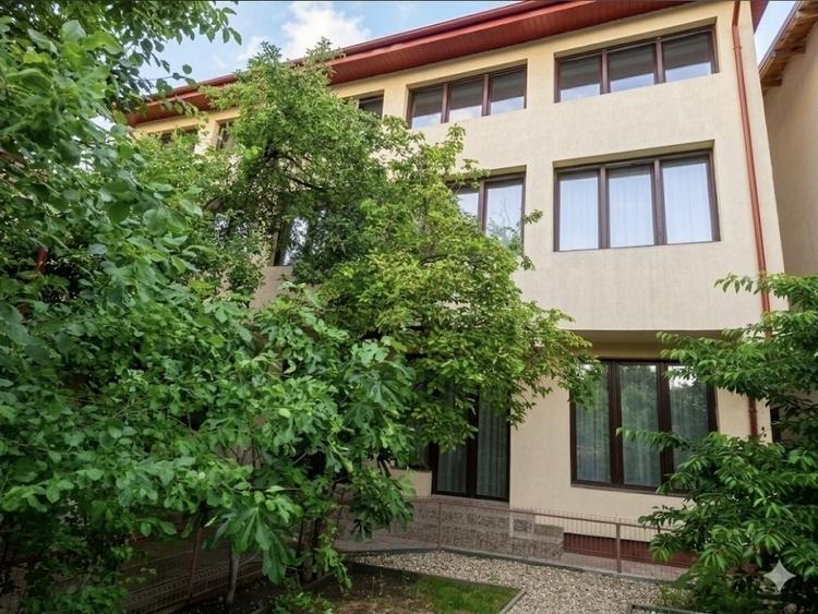 Casă cu 4 camere cu Teren 400 Mp în Central