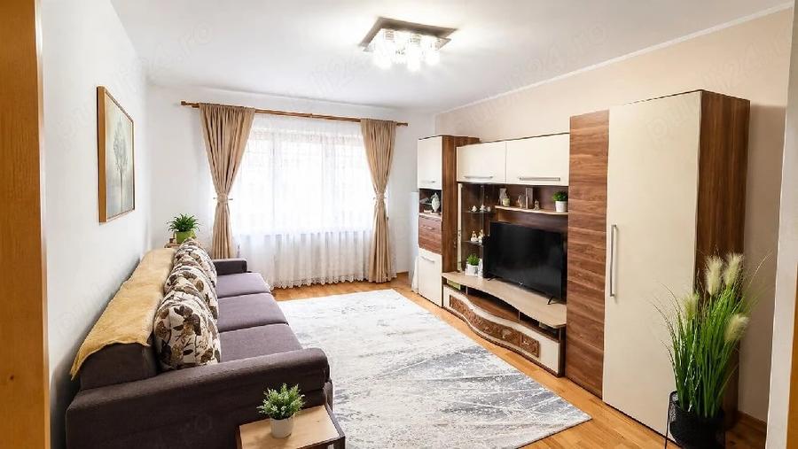 Apartament cu 3 camere decomandat în Exterior Vest