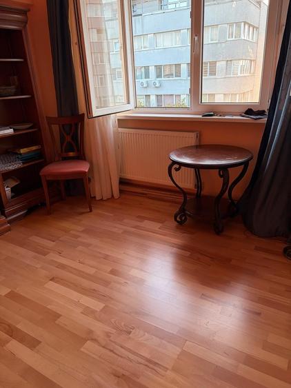 Apartament cu 3 camere semidecomandat în Titan