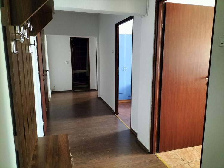 Apartament cu 3 camere decomandat în Drumul Carului