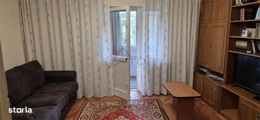 Apartament cu 3 camere decomandat în Podul de Fier