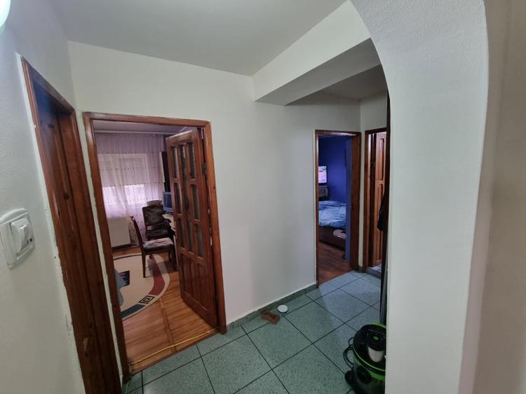 Apartament cu 3 camere decomandat, mobilat în Banca Națională