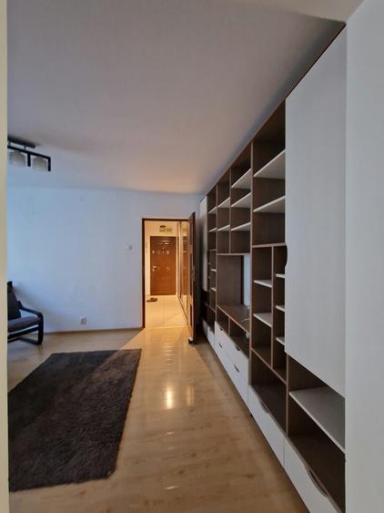 Apartament cu 3 camere semidecomandat în Brâncoveanu