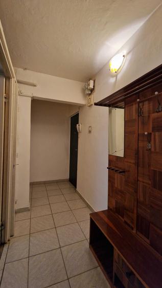 Apartament cu 4 camere semidecomandat în Craiovița Nouă