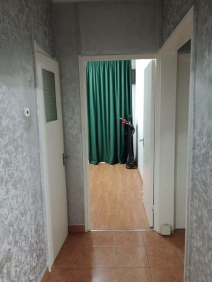 Apartament cu 3 camere decomandat în Runcu