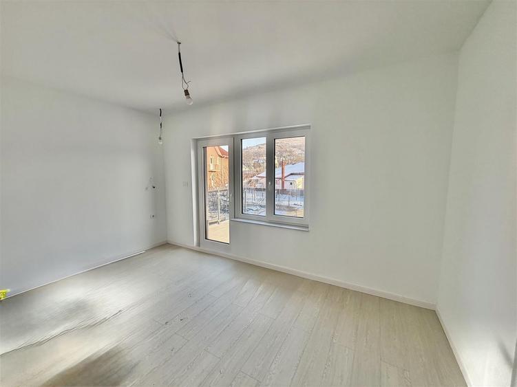 Casă cu 4 camere decomandat cu Teren 600 Mp în Uricani