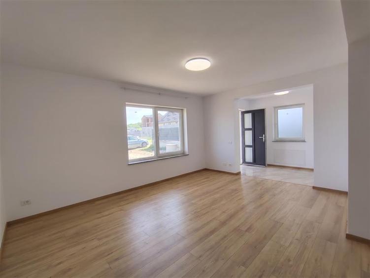 Duplex cu 4 camere cu Canalizare în Ipotești