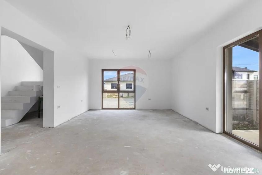 Casă cu 7 camere cu Teren 437 Mp în Livada