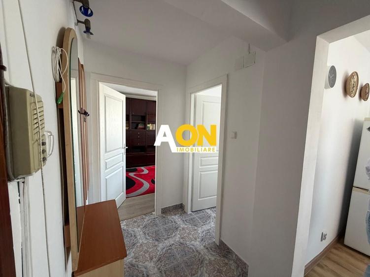 Apartament cu 3 camere semidecomandat, mobilat în Cetate