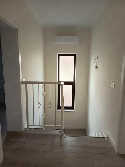 Casă cu 5 camere cu Teren 300 Mp în Dumbrăvița