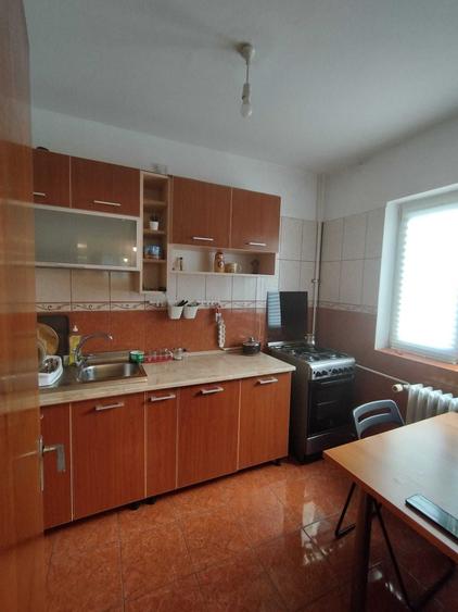 Apartament cu 3 camere decomandat în Valea Oltului