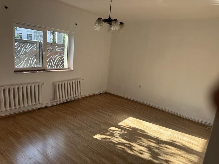 Casă cu 2 camere decomandat în Iris