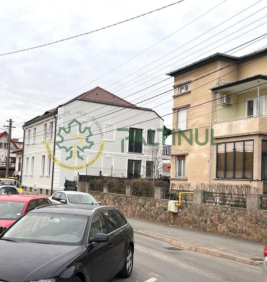 Casă individuală cu 10 camere cu Canalizare în Central