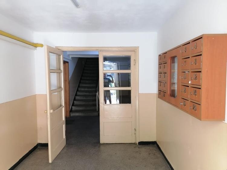 Apartament cu 3 camere semidecomandat, mobilat în Trivale
