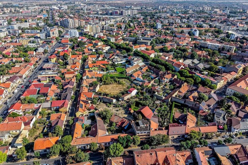 Teren Construcții intravilan de 2044 mp, în Central
