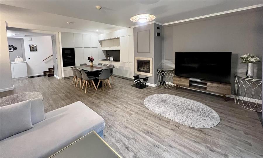 Apartament cu 4 camere decomandat, mobilat în Poiana Brașov