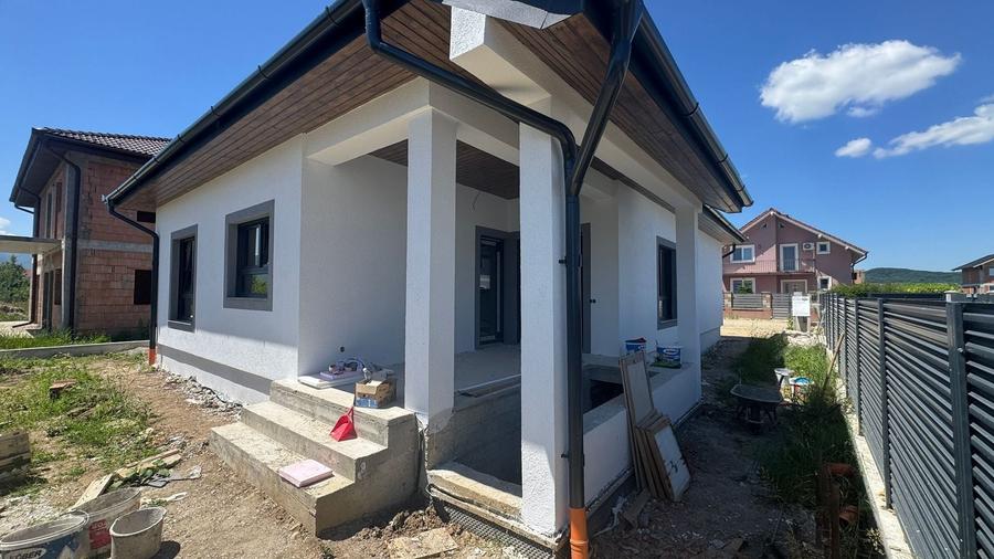 Casă individuală cu 4 camere cu Canalizare în Cristian