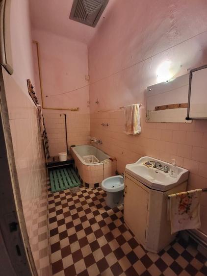 Casă individuală cu 6 camere cu Canalizare în Central