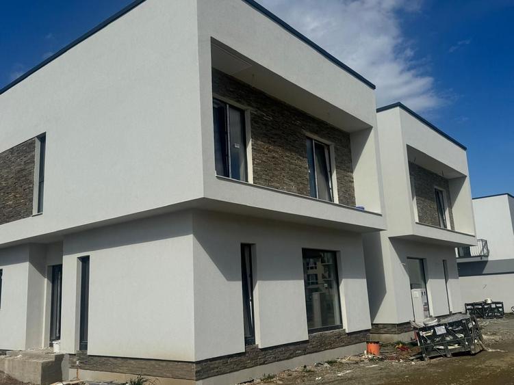 Duplex cu 4 camere cu Canalizare în Șelimbăr