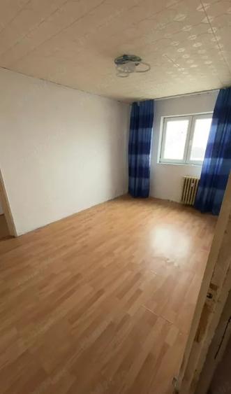 Apartament cu 3 camere semidecomandat, mobilat în Central