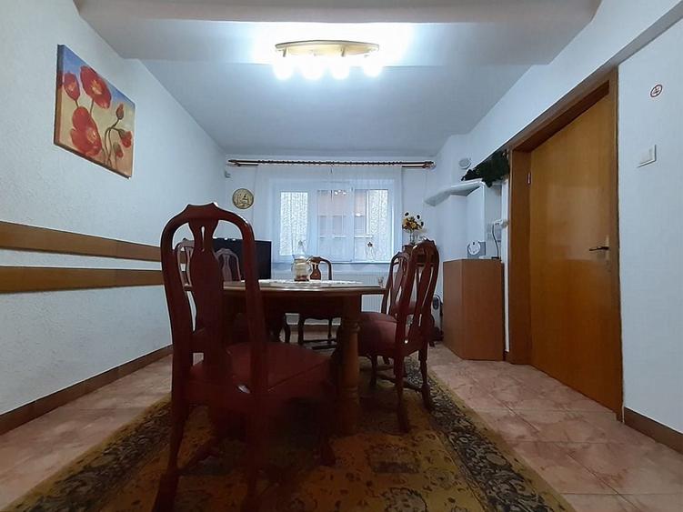 Casă individuală cu 5 camere decomandat cu Canalizare în Brașovul Vechi