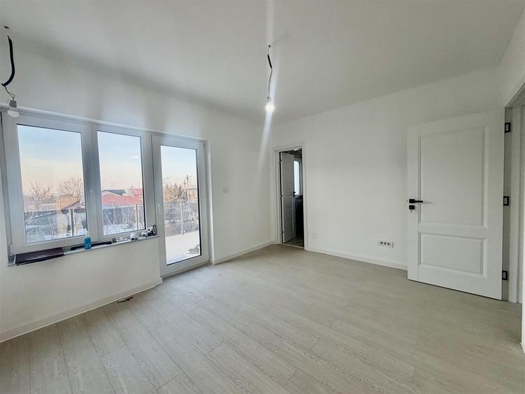 Casă cu 4 camere decomandat cu Teren 600 Mp în Uricani