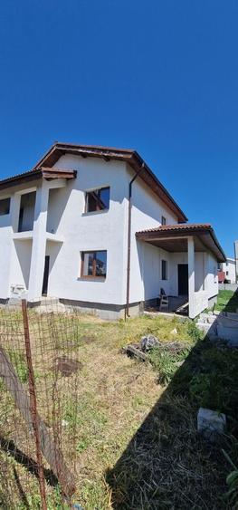 Casă individuală cu 6 camere cu Canalizare în Sud