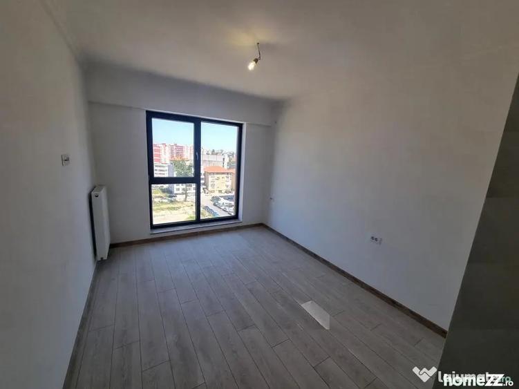 Apartament cu 3 camere decomandat în Energia