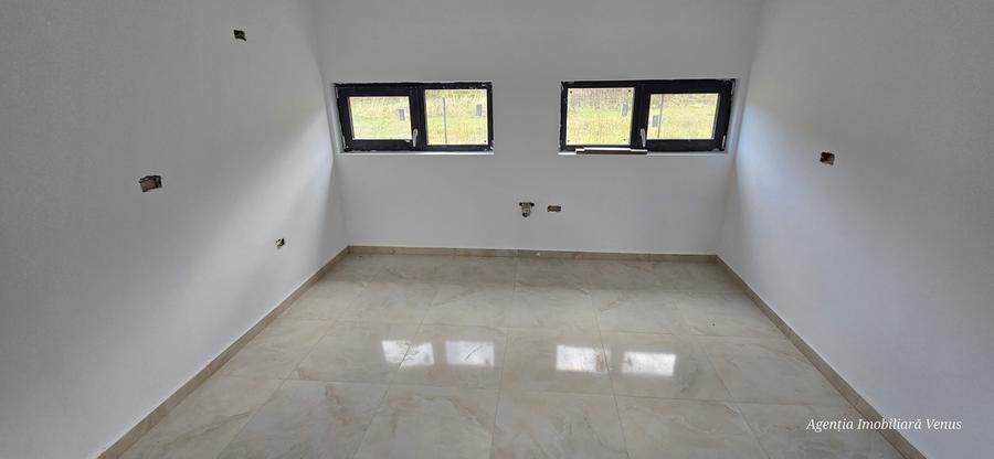 Casă individuală cu 5 camere cu Teren 1000 Mp în Central