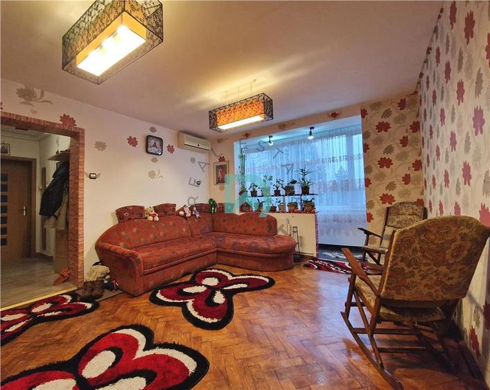 Apartament cu 3 camere semidecomandat în Tractorul