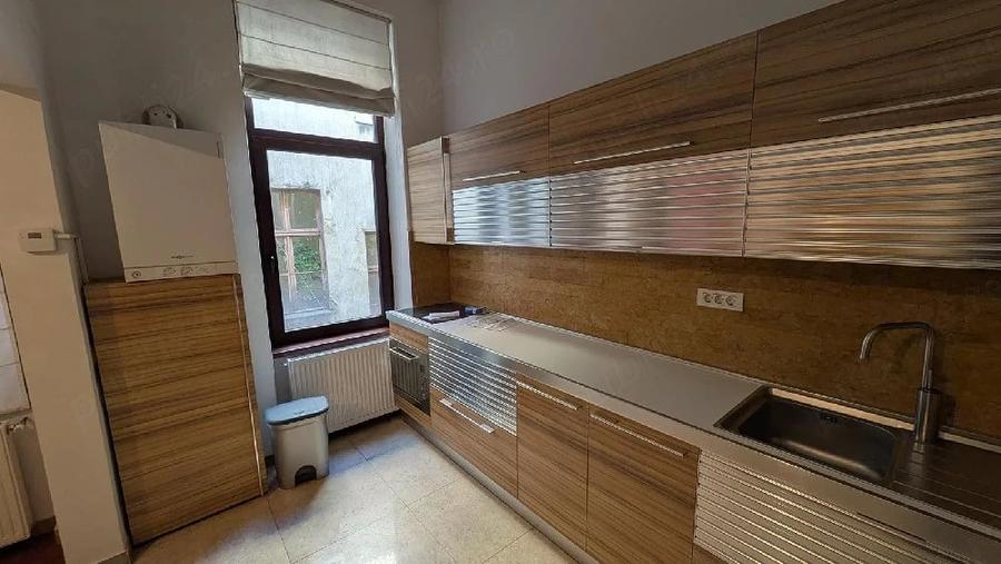 Apartament cu 4 camere nedecomandat în Central
