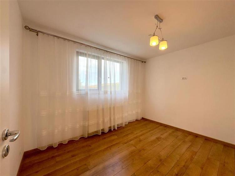 Duplex cu 4 camere cu Canalizare în Rediu
