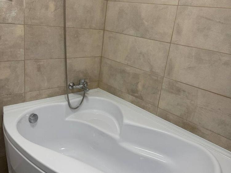 Casă individuală cu 12 camere cu Canalizare în Banu Manta