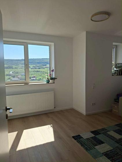 Apartament cu 3 camere semidecomandat, mobilat în Chinteni