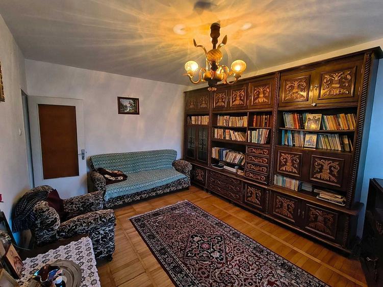 Apartament cu 3 camere decomandat în Pod