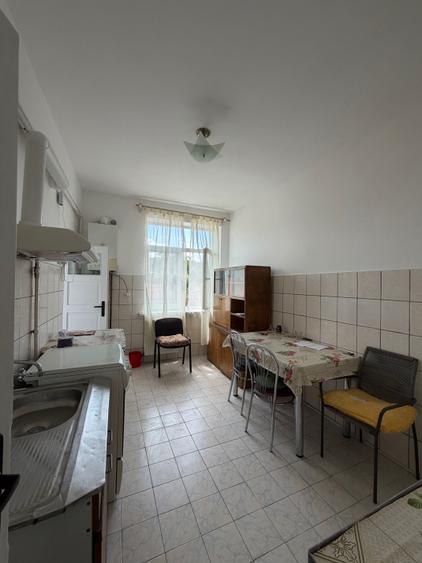 Apartament cu 3 camere semidecomandat în Central